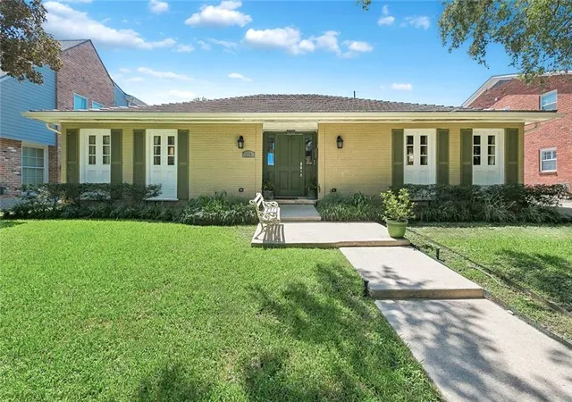 Photo 1 of Single family home for sale at 174 Country Clb Dr, New Orleans, LA 70124 | MLS# 2577094 | Listing updated on 2026-09-23