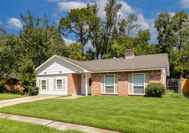 Photo 2 of Single family home for sale at 206 S Queens Dr, Slidell, LA 70458 | MLS# 2577600 | Listing updated on 2026-09-17