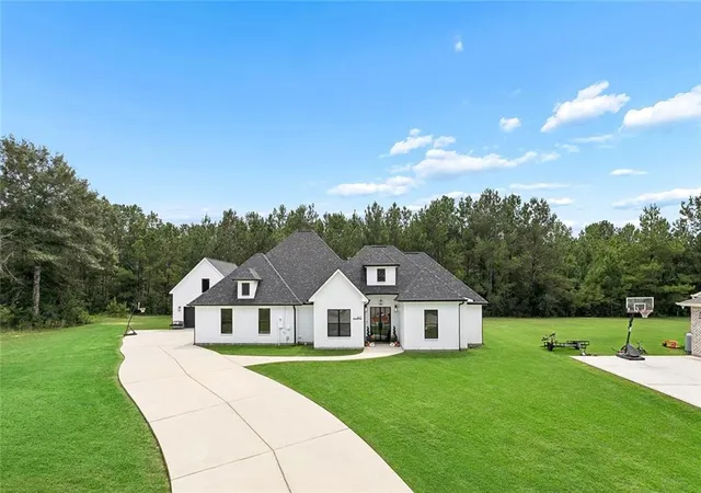 Photo 2 of Single family home for sale at 617 Deason St, Picayune, MS 39466 | MLS# 2577741 | Listing updated on 2026-09-17
