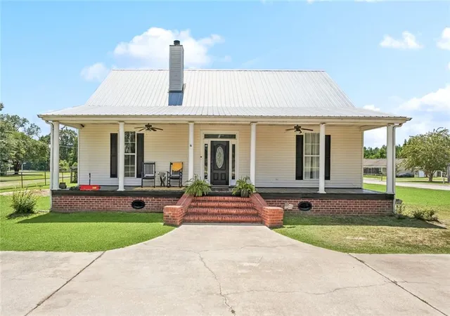 Photo 1 of Single family home for sale at 1512 Sunset Dr, Bogalusa, LA 70427 | MLS# 2577745 | Listing updated on 2026-09-17