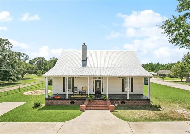 Photo 2 of Single family home for sale at 1512 Sunset Dr, Bogalusa, LA 70427 | MLS# 2577745 | Listing updated on 2026-09-17