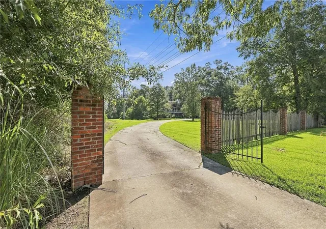 Photo 3 of Single family home for sale at 2955 Jones Crk Rd, Baton Rouge, LA 70816 | MLS# 2577625 | Listing updated on 2026-09-18