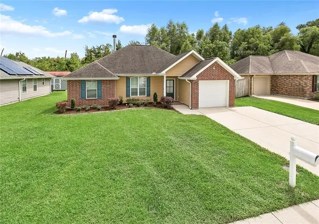 Photo 2 of Single family home for sale at 329 Allie Ln, Luling, LA 70070 | MLS# 2577299 | Listing updated on 2026-09-18