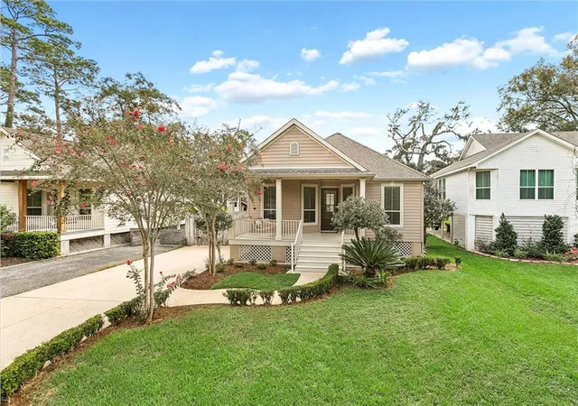 Photo 2 of Single family home for sale at 401 Depre St, Mandeville, LA 70448 | MLS# 2577932 | Listing updated on 2026-09-24