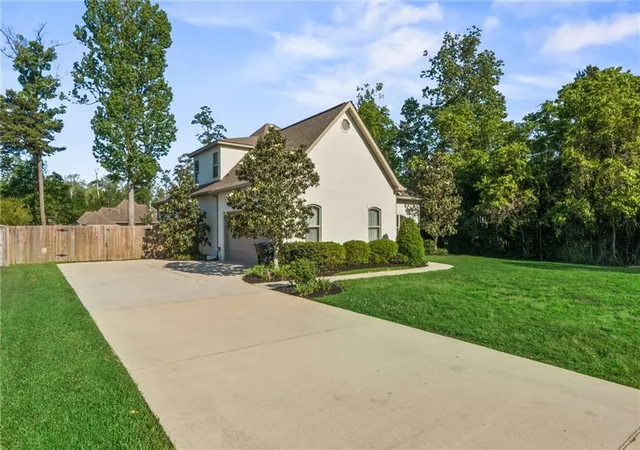 Photo 3 of Single family home for sale at 420 White Ash Loop, Madisonville, LA 70447 | MLS# 2578047 | Listing updated on 2026-09-20