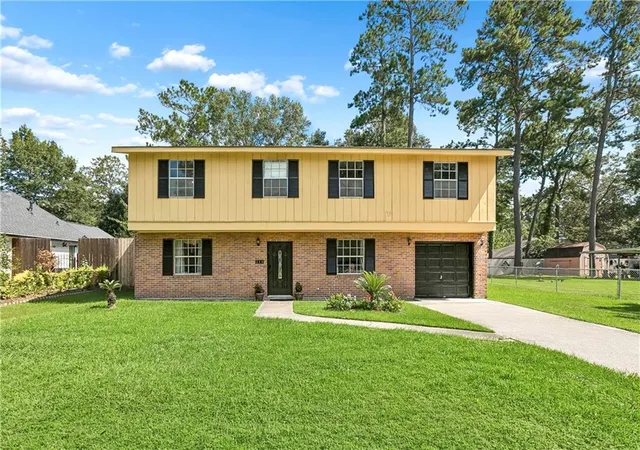 Photo 1 of Single family home for sale at 220 Chestnut St, Mandeville, LA 70448 | MLS# 2577616 | Listing updated on 2026-09-21