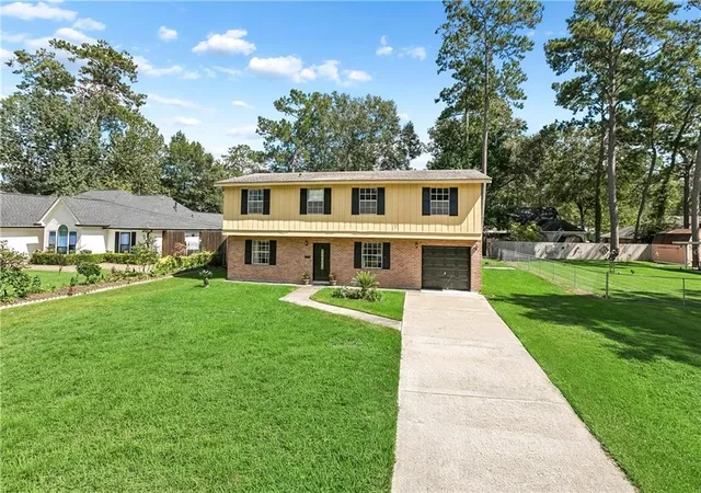Photo 2 of Single family home for sale at 220 Chestnut St, Mandeville, LA 70448 | MLS# 2577616 | Listing updated on 2026-09-21
