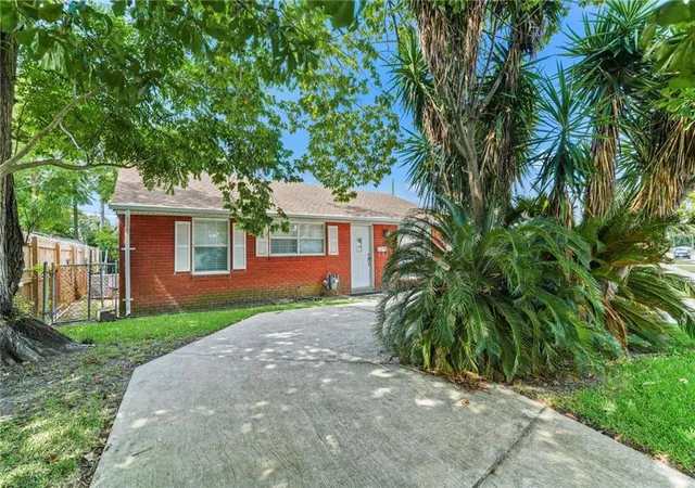 Photo 3 of Single family home for sale at 105 Carmen Dr, Avondale, LA 70094 | MLS# 2570714 | Listing updated on 2026-09-21