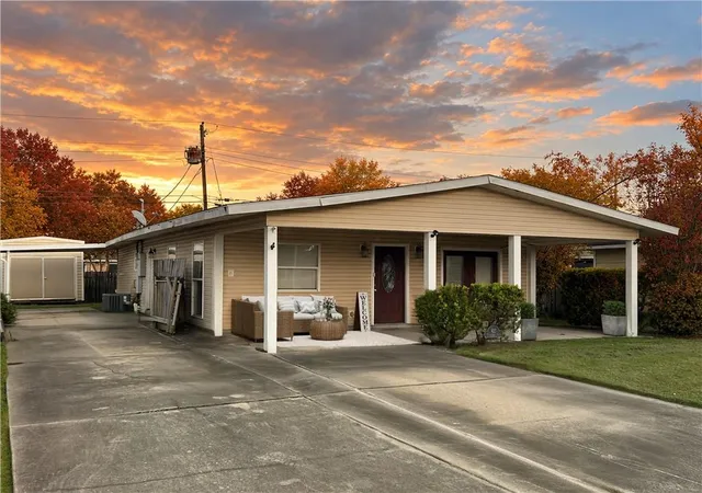 Photo 1 of Single family home for sale at 421 Cranberry Dr, Terrytown, LA 70056 | MLS# 2578260 | Listing updated on 2026-09-22