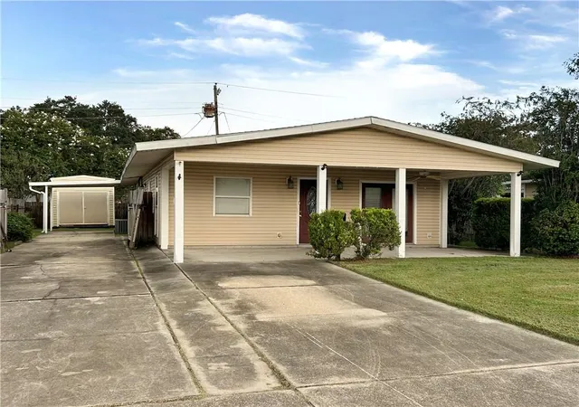 Photo 3 of Single family home for sale at 421 Cranberry Dr, Terrytown, LA 70056 | MLS# 2578260 | Listing updated on 2026-09-22