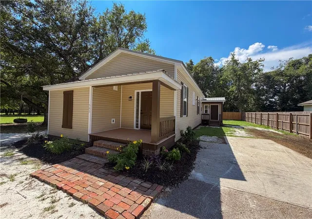 Photo 1 of Single family home for sale at 565 S 6th Street, Ponchatoula, LA 70454 | MLS# 2578418 | Listing updated on 2026-09-23