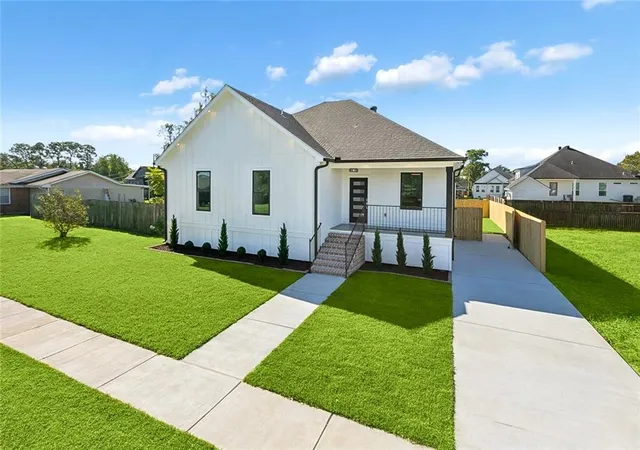 Photo 1 of Single family home for sale at 400 Doerr St, Arabi, LA 70032 | MLS# 2582221 | Listing updated on 2026-10-21