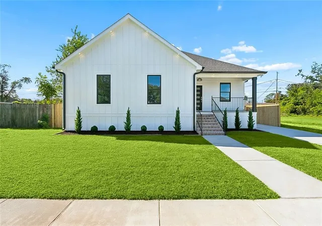 Photo 1 of Single family home for sale at 400 Doerr St, Arabi, LA 70032 | MLS# 2582221 | Listing updated on 2026-10-21
