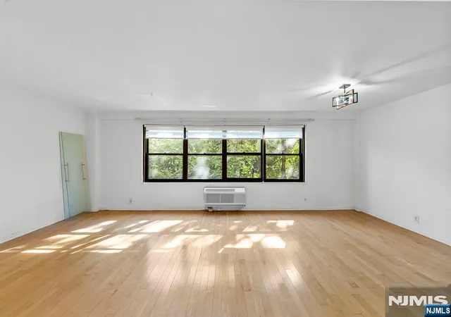 Photo 4 of Condo for sale at 2348 Linwood Ave #1K, Fort Lee, NJ 07024 | MLS# 26003628 | Listing updated on 2026-10-14