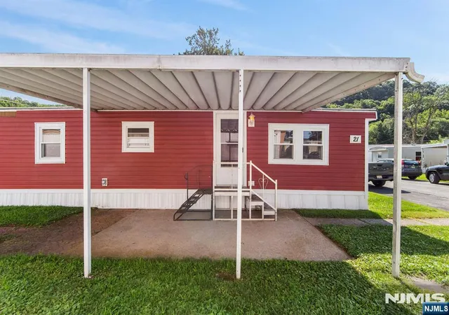 Photo 3 of Manufactured home for sale at 190 #21 Us Hwy 46, Knowlton, NJ 07832 | MLS# 26005258 | Listing updated on 2026-10-07