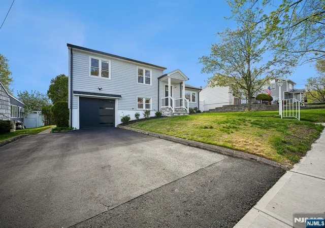Photo 3 of Single family home for sale at 27 Mountainview Dr, Clifton, NJ 07013 | MLS# 26014129 | Listing updated on 2026-10-02