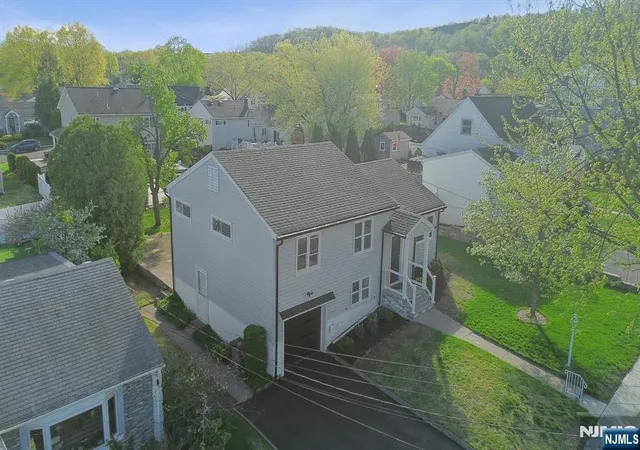 Photo 3 of Single family home for sale at 27 Mountainview Dr, Clifton, NJ 07013 | MLS# 26014129 | Listing updated on 2026-10-02