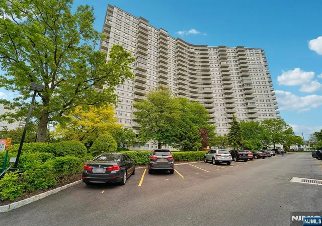 Photo 2 of Sale Pending at 2000 Linwood Ave #4P, Fort Lee, NJ 07024 | MLS# 26017418 | Listing updated on 2026-09-09