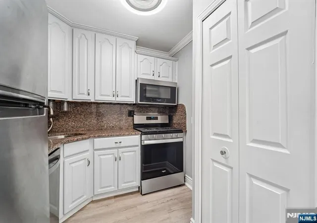 Photo 4 of Sale Pending at 2000 Linwood Ave #4P, Fort Lee, NJ 07024 | MLS# 26017418 | Listing updated on 2026-09-09