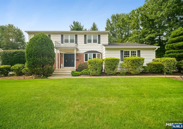 Photo 1 of Single family home for sale at 6 Aster Ct, Paramus, NJ 07652 | MLS# 26018136 | Listing updated on 2026-09-15