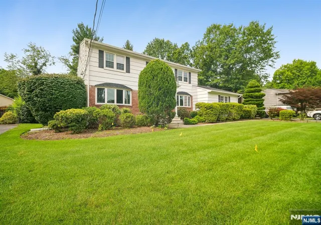 Photo 2 of Single family home for sale at 6 Aster Ct, Paramus, NJ 07652 | MLS# 26018136 | Listing updated on 2026-09-15