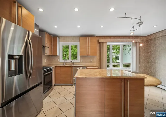 Photo 4 of Single family home for sale at 6 Aster Ct, Paramus, NJ 07652 | MLS# 26018136 | Listing updated on 2026-09-15
