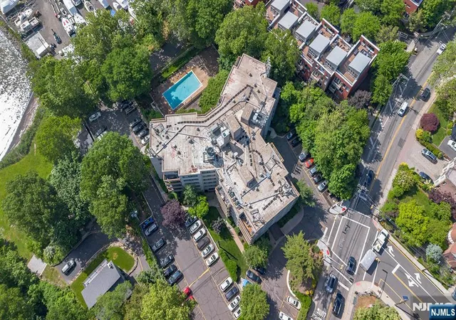 Photo 3 of Condo for sale at 1375 River Rd #1E, Edgewater, NJ 07020 | MLS# 26020202 | Listing updated on 2026-09-03