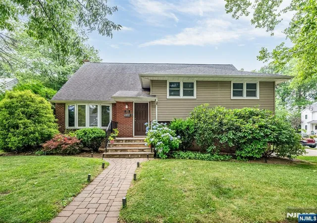 Photo 1 of Single family home for sale at 550 Englewood Ave, Teaneck, NJ 07666 | MLS# 26021848 | Listing updated on 2026-09-18