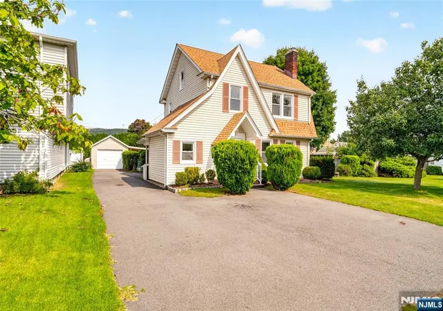 Photo 2 of Single family home for sale at 9 Long Ave, Mahwah, NJ 07430 | MLS# 26022329 | Listing updated on 2026-10-13