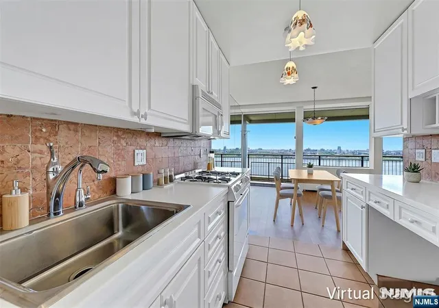 Photo 2 of Condo for sale at 4 Horizon #1022, Fort Lee, NJ 07024 | MLS# 26022842 | Listing updated on 2026-10-12