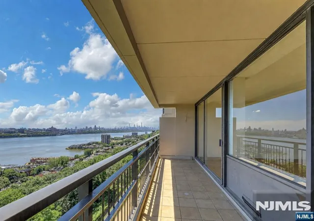 Photo 3 of Condo for sale at 4 Horizon #1022, Fort Lee, NJ 07024 | MLS# 26022842 | Listing updated on 2026-10-12