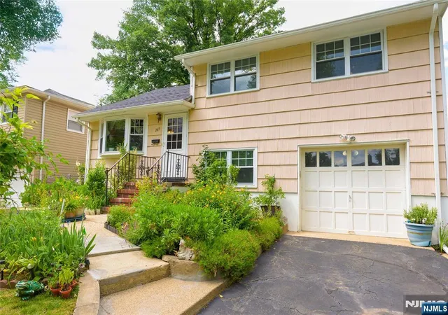 Photo 3 of Sale Pending at 765 Grove St, Rahway, NJ 07065 | MLS# 26023601 | Listing updated on 2026-09-11