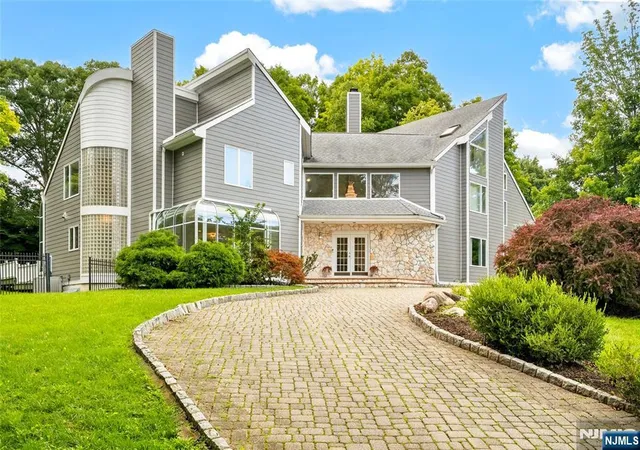 Photo 2 of Single family home for sale at 14 James Brite Cir, Mahwah, NJ 07430 | MLS# 26023607 | Listing updated on 2026-09-13