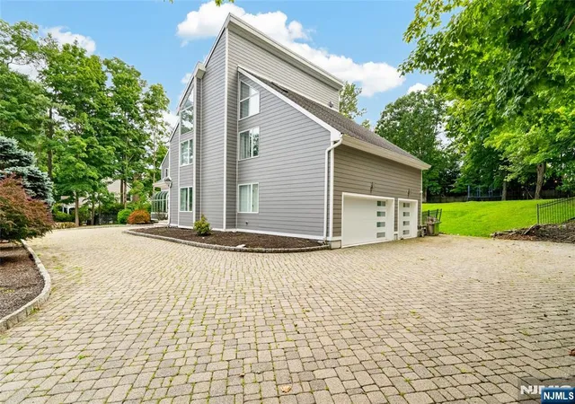 Photo 3 of Single family home for sale at 14 James Brite Cir, Mahwah, NJ 07430 | MLS# 26023607 | Listing updated on 2026-09-13