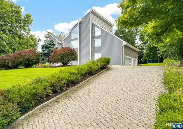 Photo 3 of Single family home for sale at 14 James Brite Cir, Mahwah, NJ 07430 | MLS# 26023607 | Listing updated on 2026-09-13