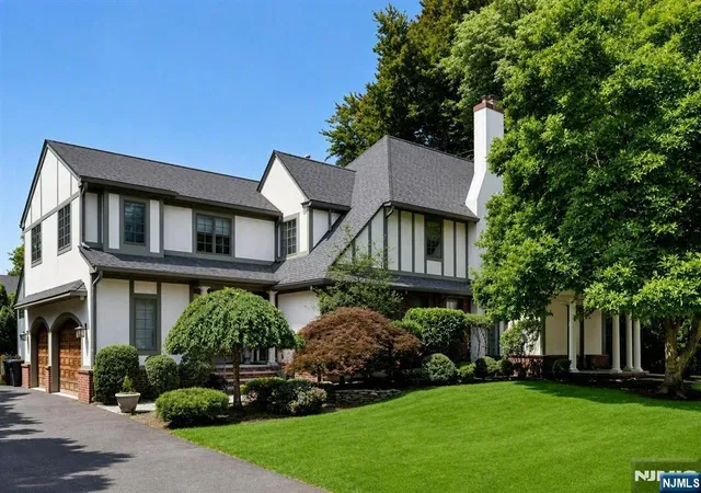 Photo 1 of Single family home for sale at 512 Warwick Ave, Teaneck, NJ 07666 | MLS# 26025577 | Listing updated on 2026-09-09