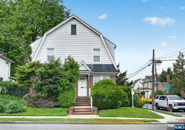 Listing Photo 5 - Condo for sale in building located at 215th Ter Ave, Hasbrouck Heights, NJ 07604