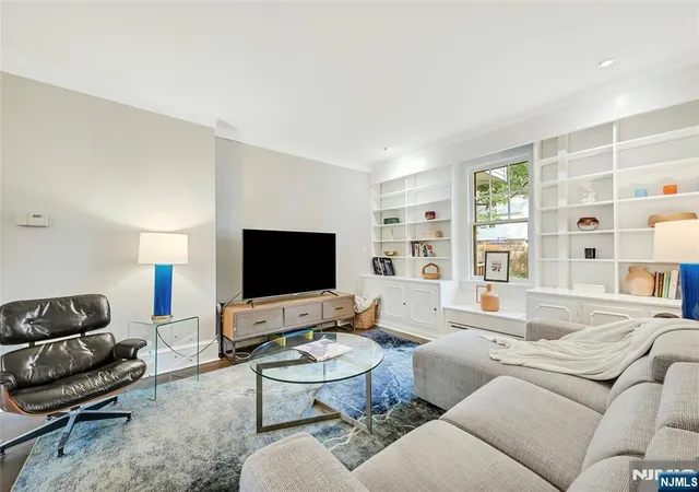 Photo 4 of Single family home for sale at 31 4Th St, Park Ridge, NJ 07656 | MLS# 26028327 | Listing updated on 2026-09-15