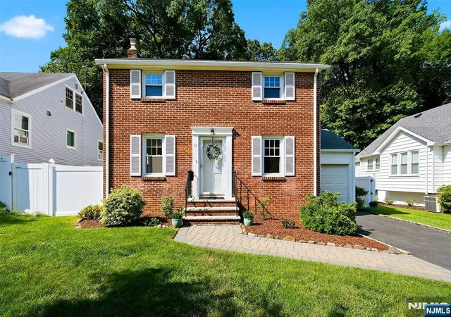 Photo 1 of Sale Pending at 11 Monroe Ave, Roseland, NJ 07068 | MLS# 26028544 | Listing updated on 2026-09-13