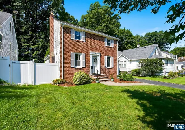 Photo 3 of Sale Pending at 11 Monroe Ave, Roseland, NJ 07068 | MLS# 26028544 | Listing updated on 2026-09-13