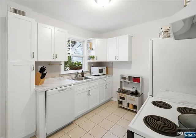 Photo 4 of Sale Pending at 11 Monroe Ave, Roseland, NJ 07068 | MLS# 26028544 | Listing updated on 2026-09-13