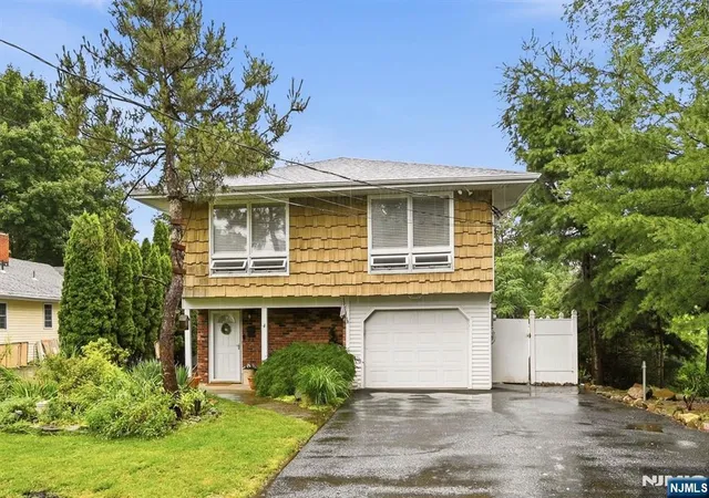 Photo 1 of Sale Pending at 4 Park Pl, Pompton Lakes, NJ 07442 | MLS# 26028748 | Listing updated on 2026-09-18