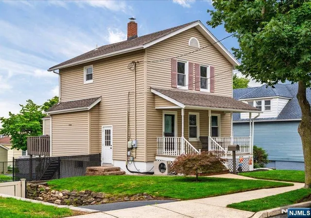Photo 2 of Single family home for sale at 521 9th St, Carlstadt, NJ 07072 | MLS# 26028882 | Listing updated on 2026-09-13