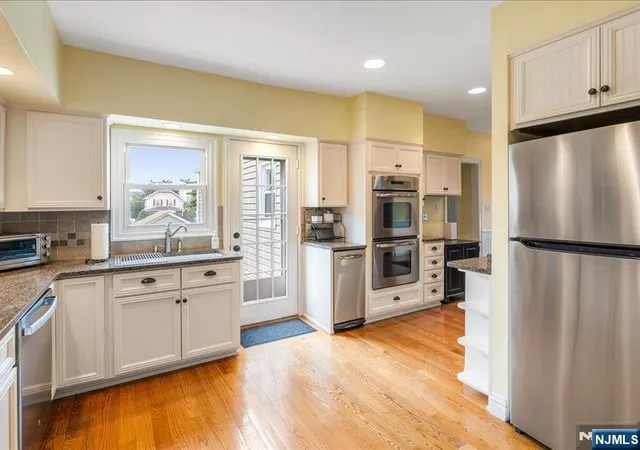 Photo 3 of Single family home for sale at 521 9Th St, Carlstadt, NJ 07072 | MLS# 26028882 | Listing updated on 2026-09-13