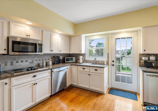 Photo 4 of Single family home for sale at 521 9Th St, Carlstadt, NJ 07072 | MLS# 26028882 | Listing updated on 2026-09-13