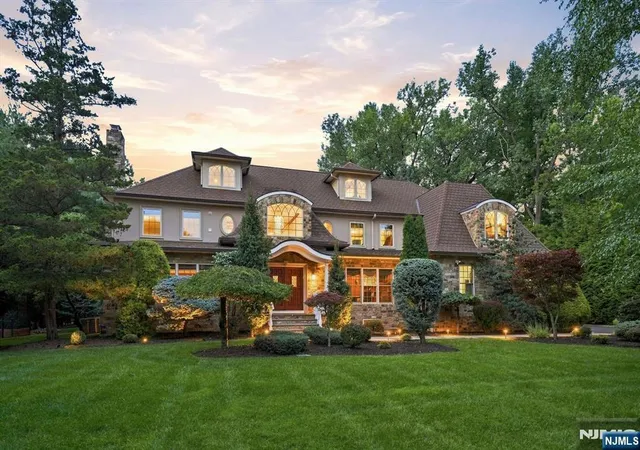 Photo 1 of Single family home for sale at 1 Aspen Ct, Mahwah, NJ 07430 | MLS# 26029053 | Listing updated on 2026-09-08