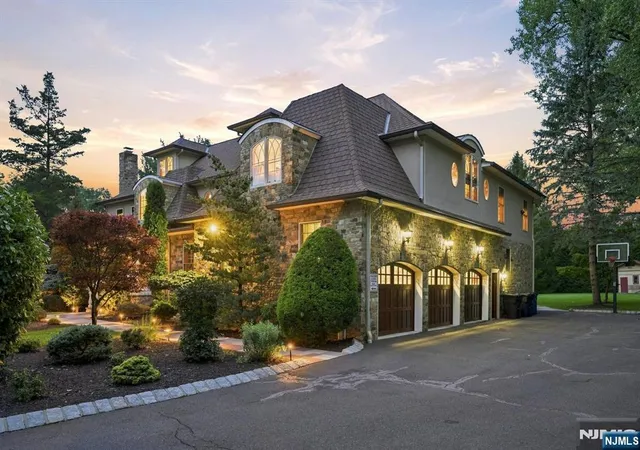 Photo 3 of Single family home for sale at 1 Aspen Ct, Mahwah, NJ 07430 | MLS# 26029053 | Listing updated on 2026-09-08