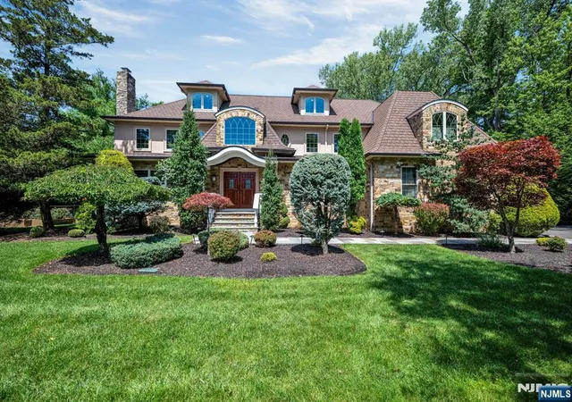 Photo 4 of Single family home for sale at 1 Aspen Ct, Mahwah, NJ 07430 | MLS# 26029053 | Listing updated on 2026-09-08