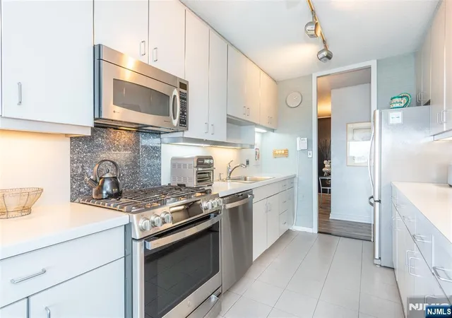 Photo 2 of Condo for sale at 6 Horizon Rd #2702, Fort Lee, NJ 07024 | MLS# 26029439 | Listing updated on 2026-10-15