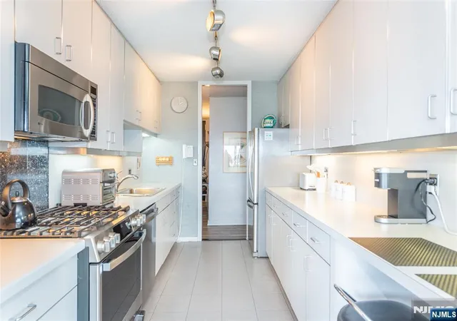 Photo 3 of Condo for sale at 6 Horizon Rd #2702, Fort Lee, NJ 07024 | MLS# 26029439 | Listing updated on 2026-10-15